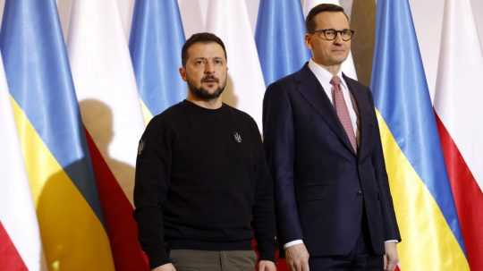 Zľava ukrajinský prezident Volodymyr Zelenskyj a poľský premiér Mateusz Morawiecki.