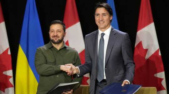Ukrajinský prezident Volodymyr Zelenskyj (vľavo) a kanadský premiér Justin Trudeau (vpravo).