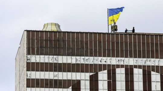 Na snímke veľká ukrajinská vlajka na streche hotela Kyjev v centre Bratislavy 4. marca 2022.