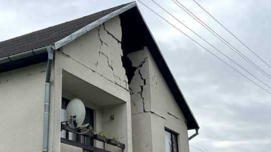 Škody na dome po zemetrasení v obci Ďapalovce.