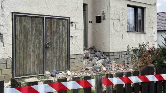 Na snímke škody na dome po zemetrasení v obci Ďapalovce v okrese Vranov nad Topľou.