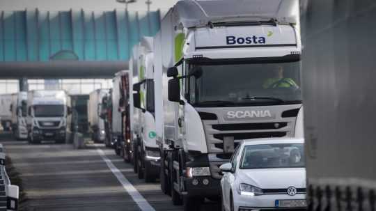 Autá a kamióny čakajú na slovensko-rakúskom diaľničnom hraničnom priechode Petržalka-Berg.