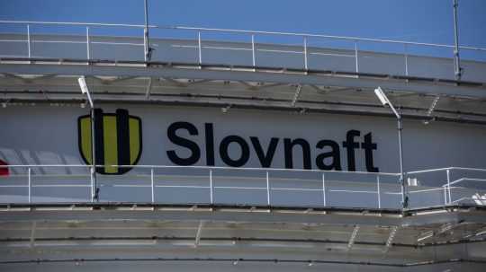 Na snímke logo na nádrži na ropu v rafinérii Slovnaft.