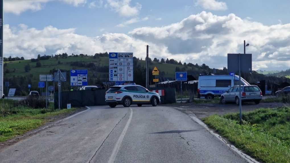 Niektoré priechody na hraniciach so Slovenskom Poliaci úplne zatvorili. Prejsť môžu len peší