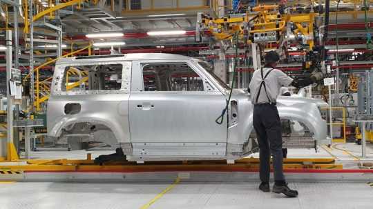 Na snímke zamestnanec obsluhuje montážnu linku modelu automobilu Land Rover Defender vo výrobnom závode Jaguar Land Rover v Nitre v stredu 25. októbra 2023.