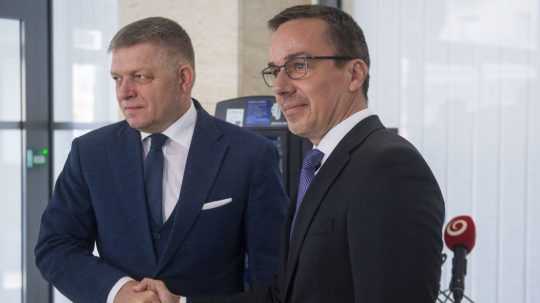 Na snímke zľava predseda vlády SR Robert Fico (Smer-SD) a minister práce Erik Tomáš (Hlas-SD).