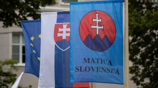 Vlajky sprava Matice slovenskej, Slovenskej republiky a Európskej únie.