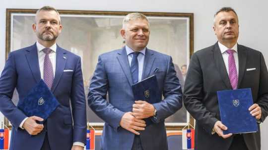 Zľava predseda Hlasu-SD Peter Pellegrini, predseda Smeru-SD Robert Fico a predseda SNS Andrej Danko.
