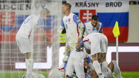 Na snímke gólová radosť hráčov Slovenska v zápase J-skupiny kvalifikácie ME 2024 vo futbale Luxembursko - Slovensko