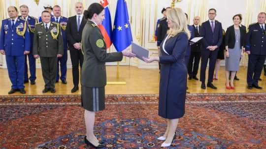 Zľava povýšená na brigádnu generálku Beáta Hanušniaková a prezidentka SR Zuzana Čaputová.