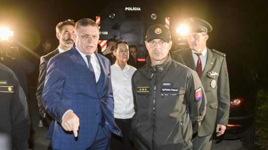 Na snímke zľava predseda vlády SR Robert Fico (SMER-SD) a dočasne poverený vykonávaním funkcie prezidenta PZ Rastislav Polakovič počas brífingu.
