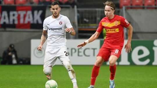 Vľavo hráč Spartaka Kristián Koštrna a hráč Nordsjaellandu Andreas Schjelderup bojujú o loptu.