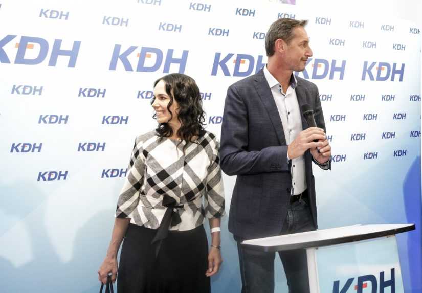 Milan Majerský a europoslankyňa Miriam Lexmann počas volebnej noci v centrále KDH.