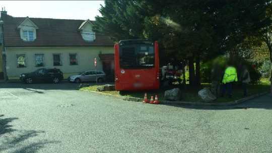 Nehoda autobusu v bratislavskom Lamači.