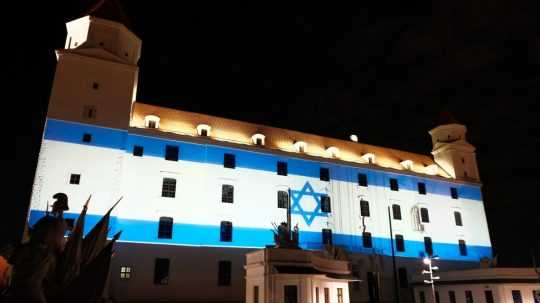 Bratislavský hrad vo farbách Izraelu.