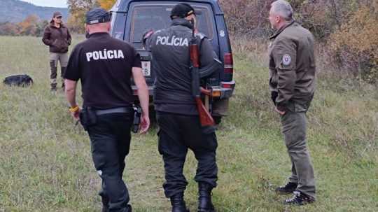 Polícia pátrala po medveďovi v okrese Prievidza.