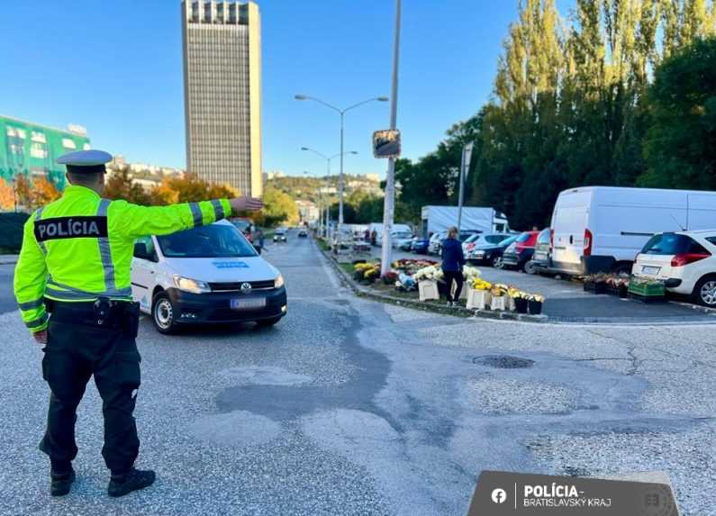 Na cestách sa v najbližších dňoch objaví viac policajtov. Na dopravu dohliadnu najmä pri cintorínoch