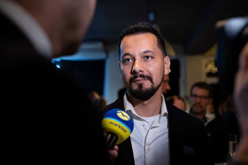 Člen predsedníctva strany Demokrati Juraj Šeliga počas volebnej noci v centrále subjektu.