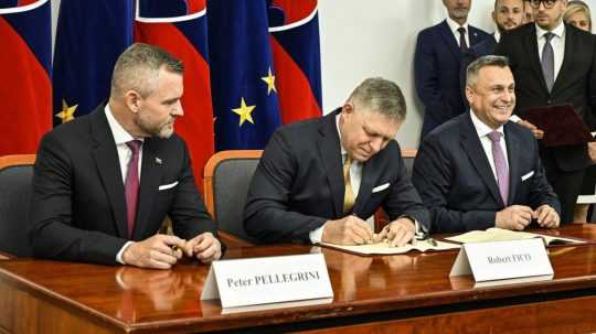Zľava predseda strany Hlas-SD Peter Pellegrini, predseda Smer-SD Robert Fico a predseda strany SNS Andrej Danko počas podpisu Koaličnej zmluvy.