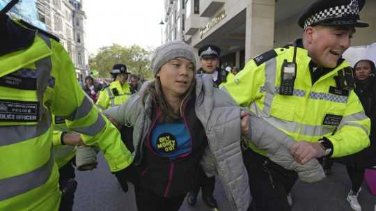 Environmentálnu aktivistku Gretu Thunbergovú odviedli policajti počas protestu Oily Money Out v Londýne