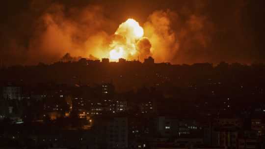 Plamene a dym stúpajú pri explózii po izraelskom leteckom útoku na Gazu.