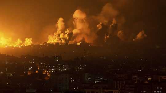 Oheň a dym stúpajú po izraelskom nálete v meste Gaza