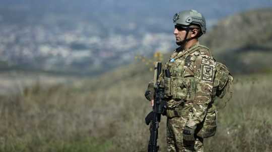 Azerbajdžanský vojak hliadkuje pri azerbajdžanskom meste Chankendi v Náhornom Karabachu.