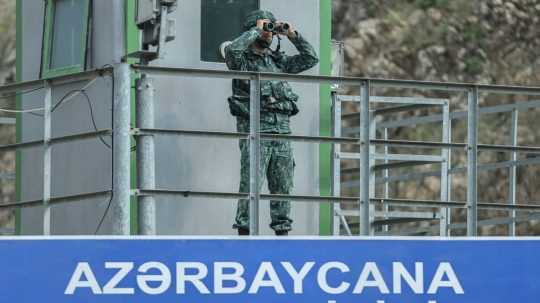 Azerbajdžanský vojak stráži kontrolné stanovište v Lačinskom koridore v Azerbajdžane.