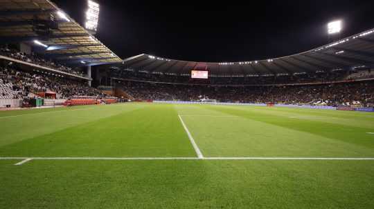 Prázdny štadión po prerušenom zápase Belgicka so Švédskom.