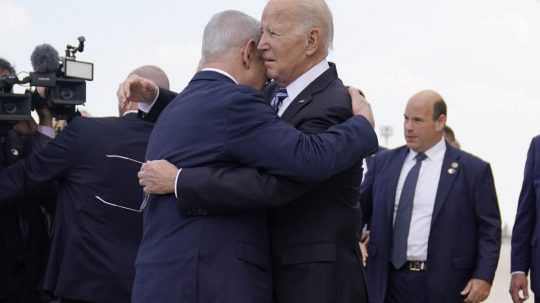 Prezidenta Joea Bidena (vpravo) víta izraelský premiér Benjamin Netanjahu (vľavo) po prílete do Izraela.