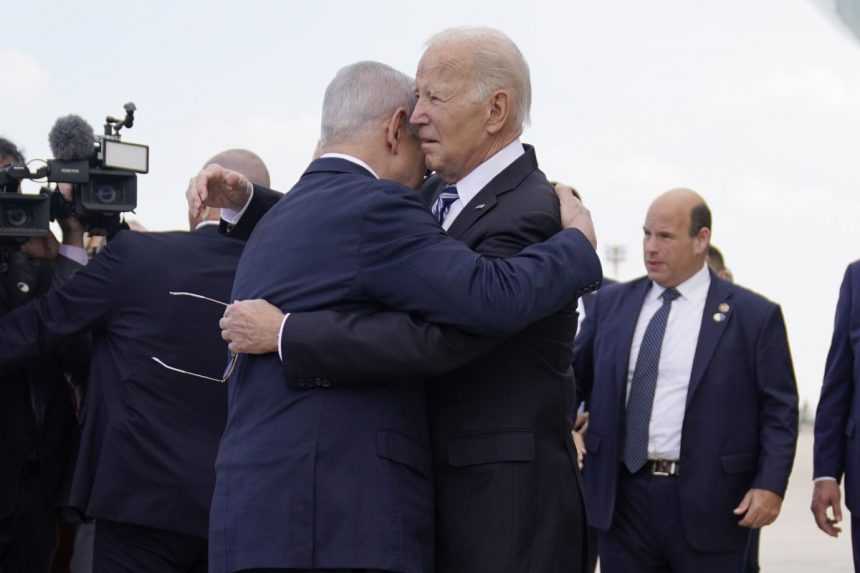 Americký prezident priletel do Izraela, osobne ho privítali premiér Netanjahu a prezident Herzog