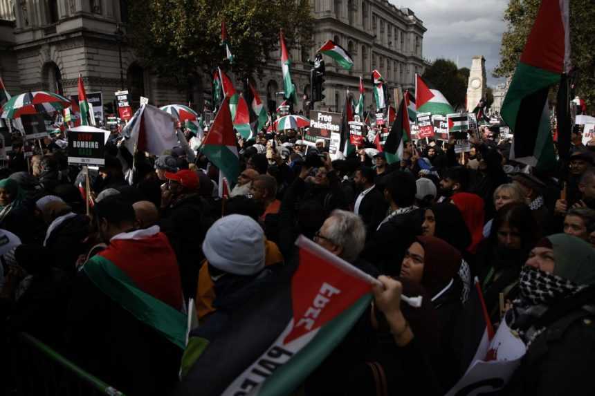 V Londýne sa na podporu Palestínčanov zhromaždilo až 100-tisíc demonštrantov, oznámila britská polícia
