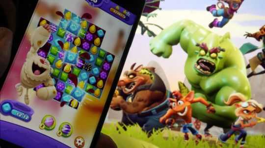 Scény z hry Candy Crush Saga (zľava) od Activision Blizzard a Crash Team Rumble od Activision Publishing.