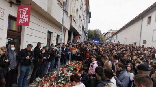 Na archívnej sníme dav ľudí na Zámockej ulici v Bratislave počas spomienkového zhromaždenia za dve obete teroristického útoku 14. októbra 2022.