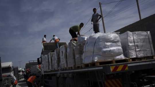 Kamióny s humanitárnou pomocou pre pásmo Gazy vchádzajú z Egypta do Rafahu v sobotu 21. októbra 2023.