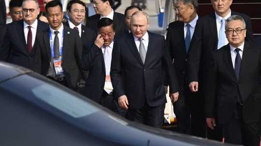 Ruský prezident Vladimir Putin (uprostred) prišiel na medzinárodné letisko v Pekingu.