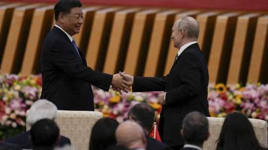 Čínsky prezident Si Ťin-pching (vľavo) sa víta so svojím ruským náprotivkom Vladimirom Putinom (vpravo).