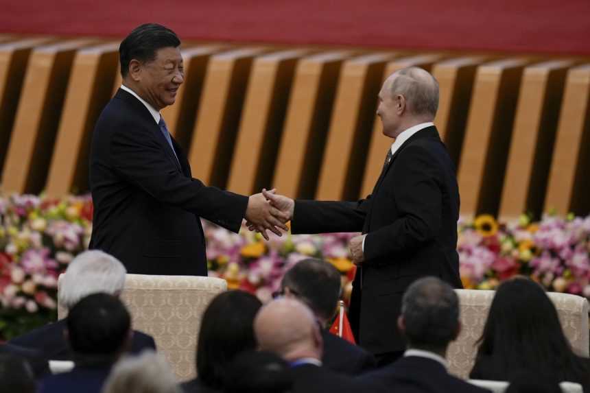 Putin sa v Pekingu stretol so Si Ťin-pchingom. Čínskeho prezidenta už predtým označil za drahého priateľa