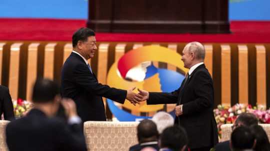 Čínsky prezident Si Ťin-pching (vľavo) a ruský prezident Vladimir Putin (vpravo) v Pekingu.
