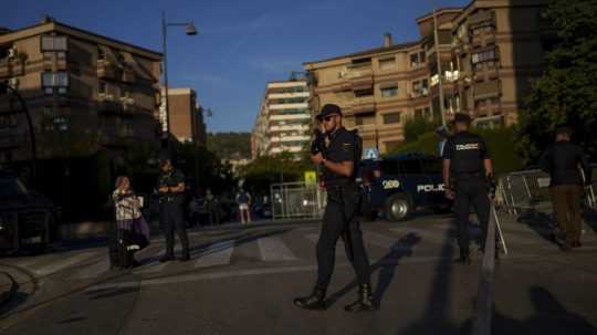 Policajti hliadkujú vedľa kongresového centra v juhošpanielskom meste Granada v stredu 4. októbra 2023.