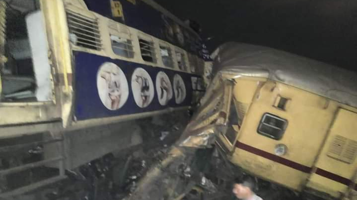 V Indii sa vykoľajil osobný vlak. Hlásia niekoľko mŕtvych a zranených
