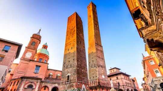 V Taliansku hrozí zrútenie stredovekej šikmej veže, jej kontrolné senzory vykázali nezvyčajné hodnoty