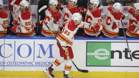 Center Calgary Flames Adam Ružička (63) oslavuje po svojom góle.