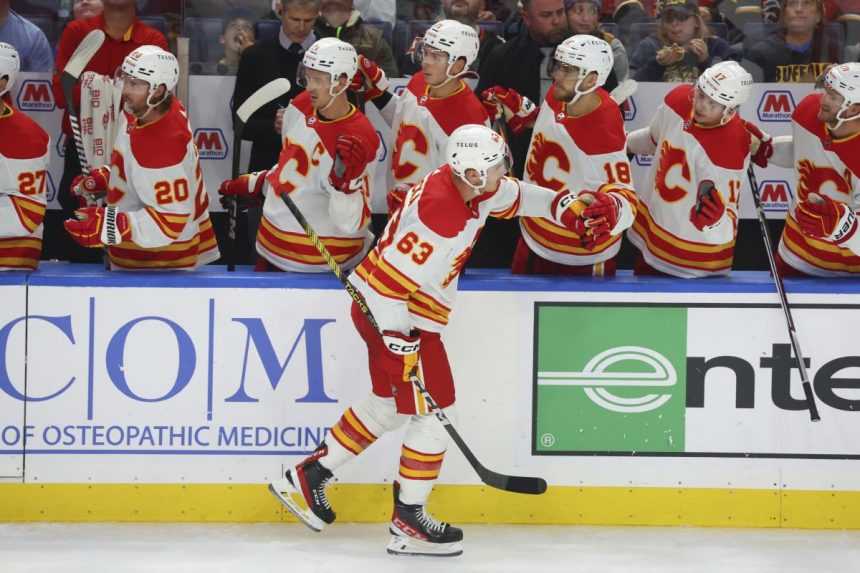 NHL: Ružička gólom spečatil triumf Calgary nad Buffalom. Tatar dvakrát asistoval