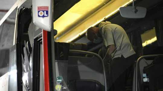 Francúzska polícia zadržala po útoku na autobus s futbalistami Lyonu deväť ľudí