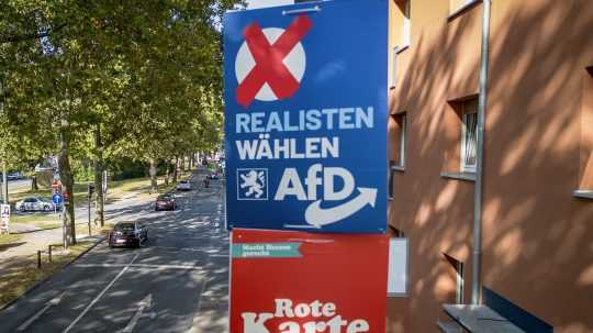 Predvolebné plagáty pre krajské voľby pravicovej strany AfD v Hesensku s nápisom „realisti volia AfD “