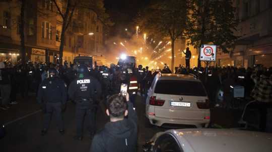 Účastníci zakázanej propalestínskej demonštrácie odpálili v Berlíne pyrotechniku.