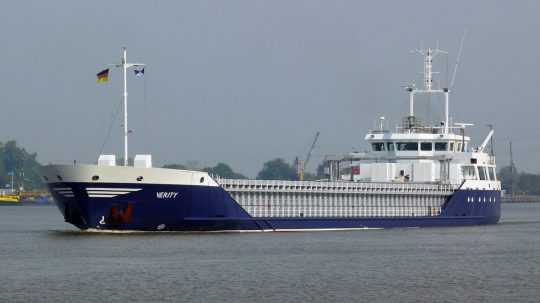 Nákladná loď "Verity" pri Kieli v Nemecku.