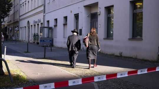 Ľudia kráčajú pred židovským komunitným centrom a synagógou 18. októbra 2023 v Berlíne.