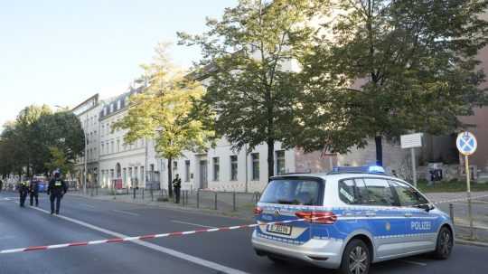 Nemeckí policajti strážia synagógu v Berlíne.